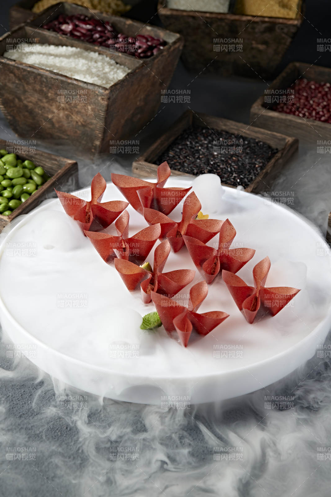 精美涼菜油炸山楂面皮小餛飩-攝影圖