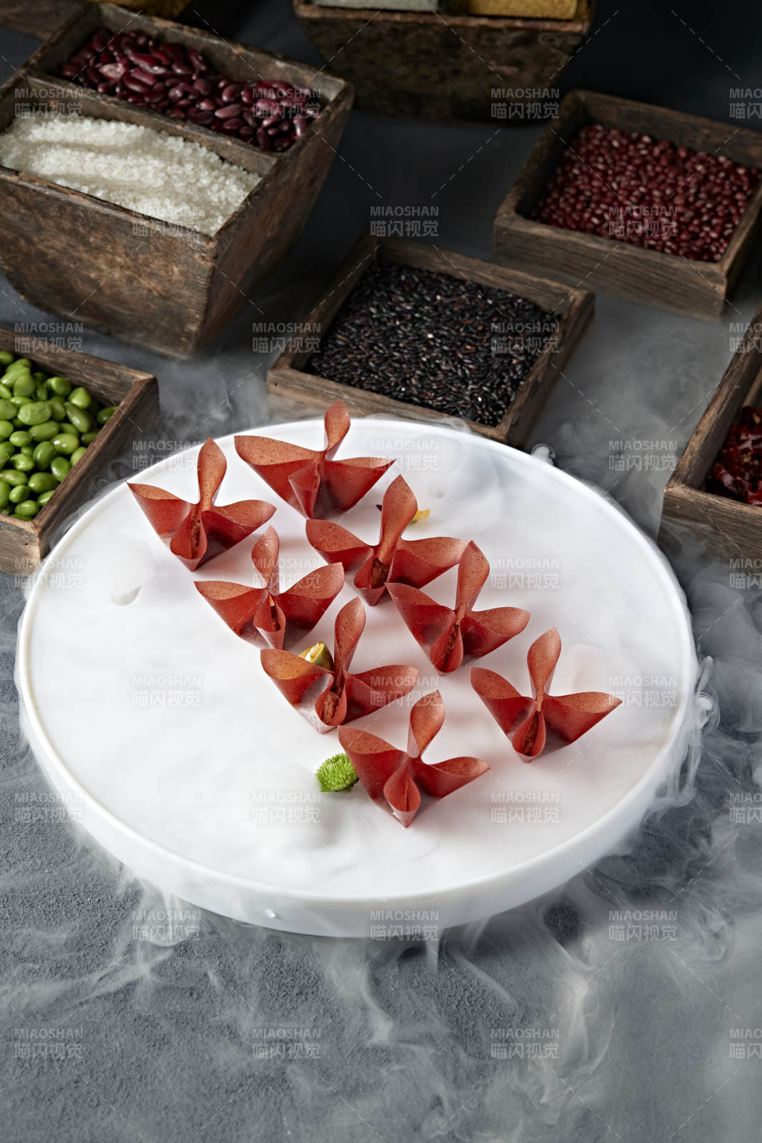 精美涼菜油炸山楂面皮小餛飩-攝影圖