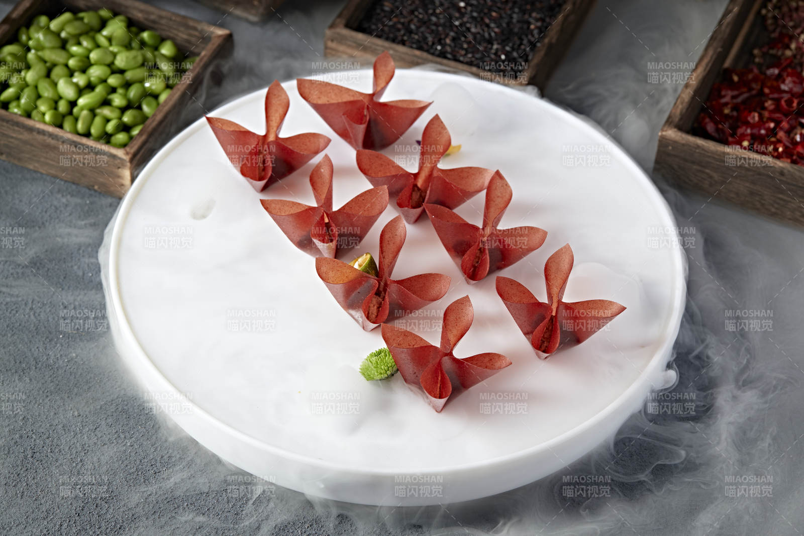 精美涼菜油炸山楂面皮小餛飩-攝影圖