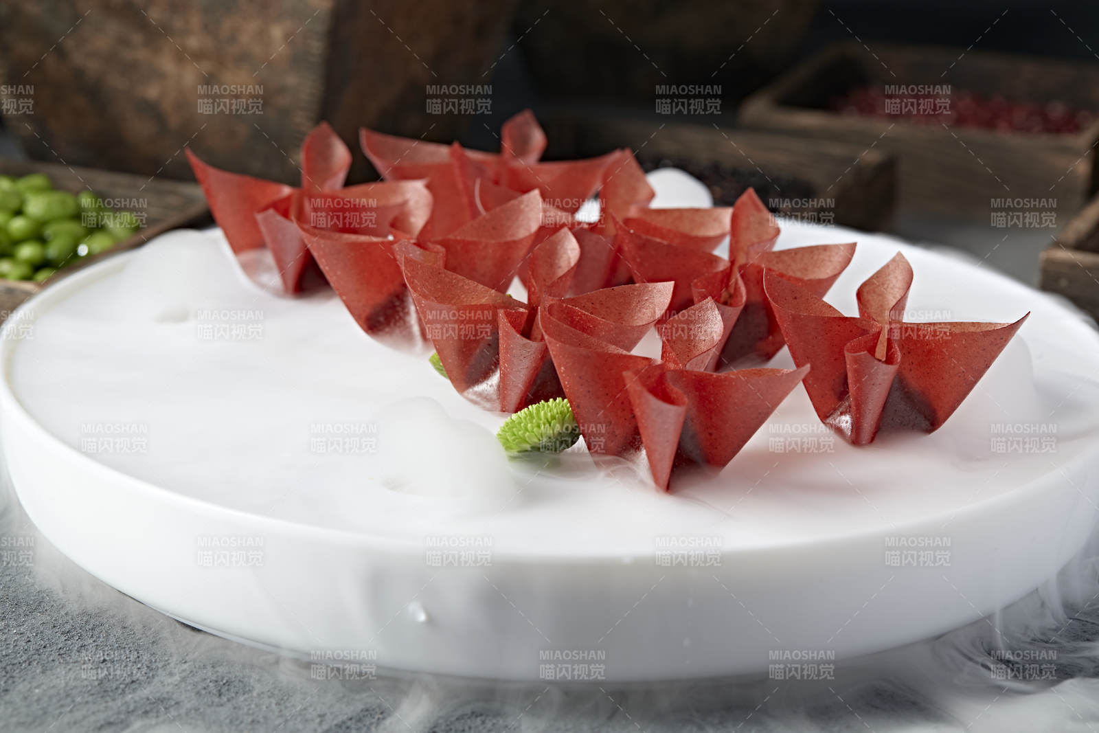 精美涼菜油炸山楂面皮小餛飩-攝影圖