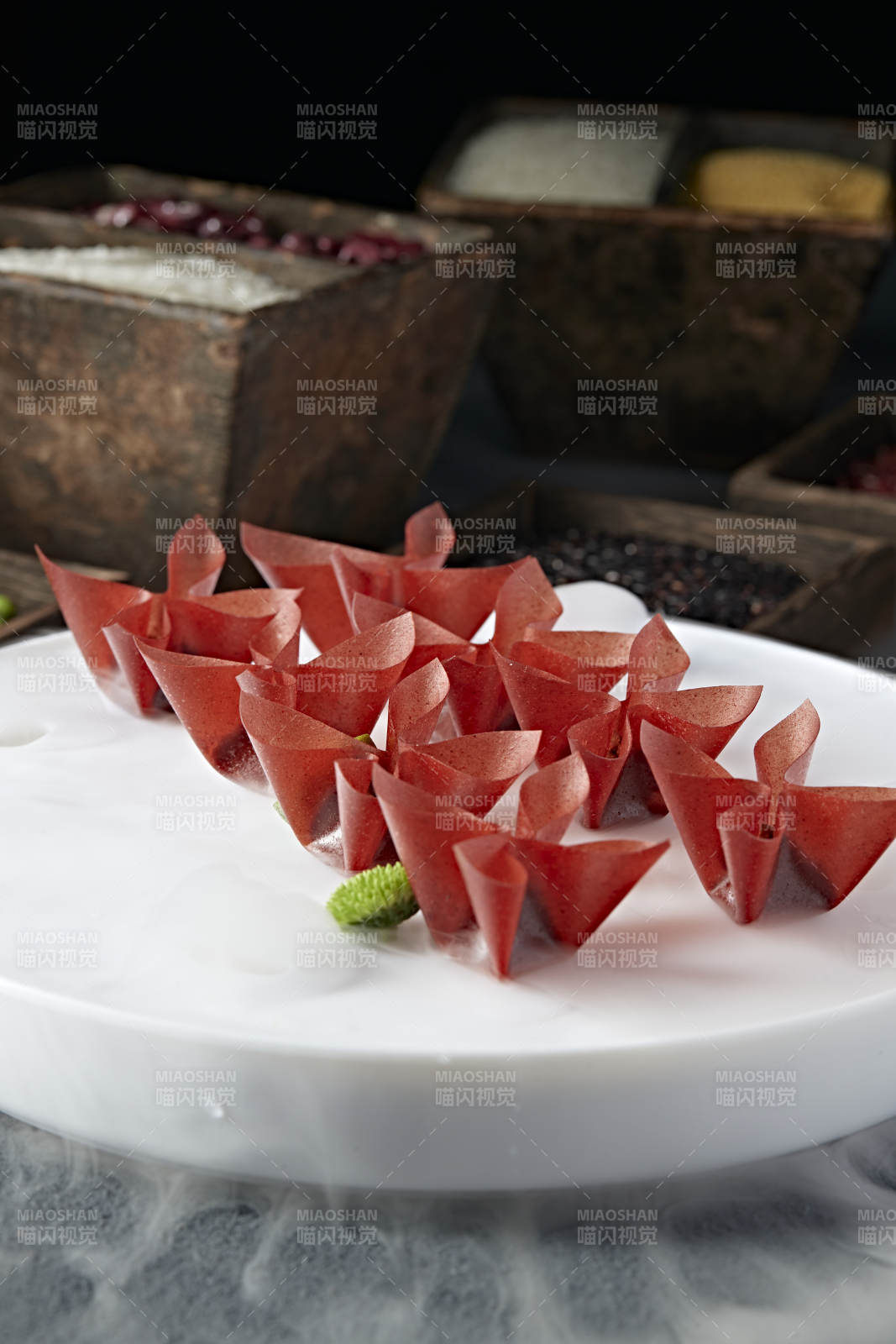 精美涼菜油炸山楂面皮小餛飩-攝影圖