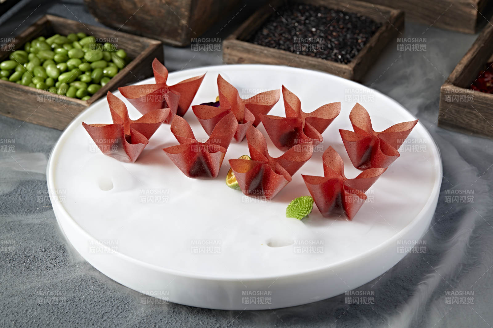 精美涼菜油炸山楂面皮小餛飩-攝影圖