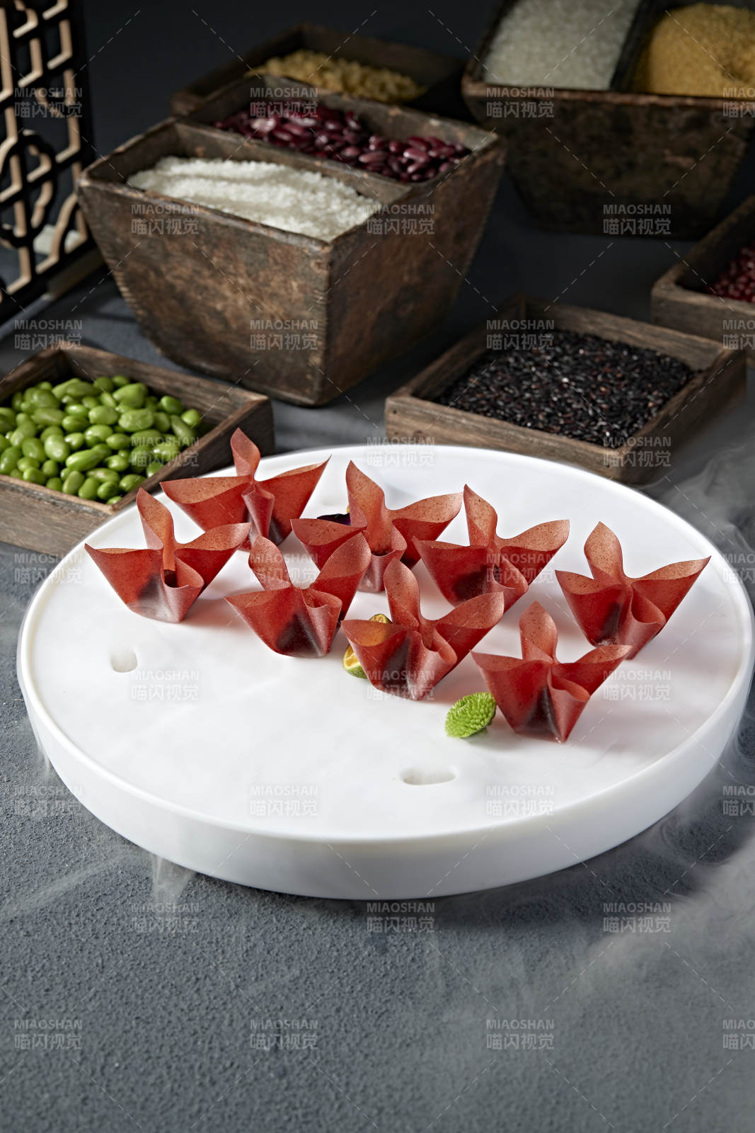 精美涼菜油炸山楂面皮小餛飩-攝影圖