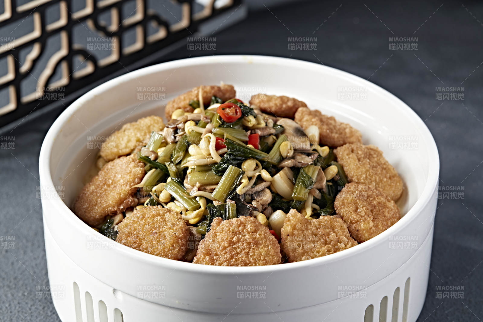 雪里红猪肉口蘑炖黄豆芽配黄面炸糕