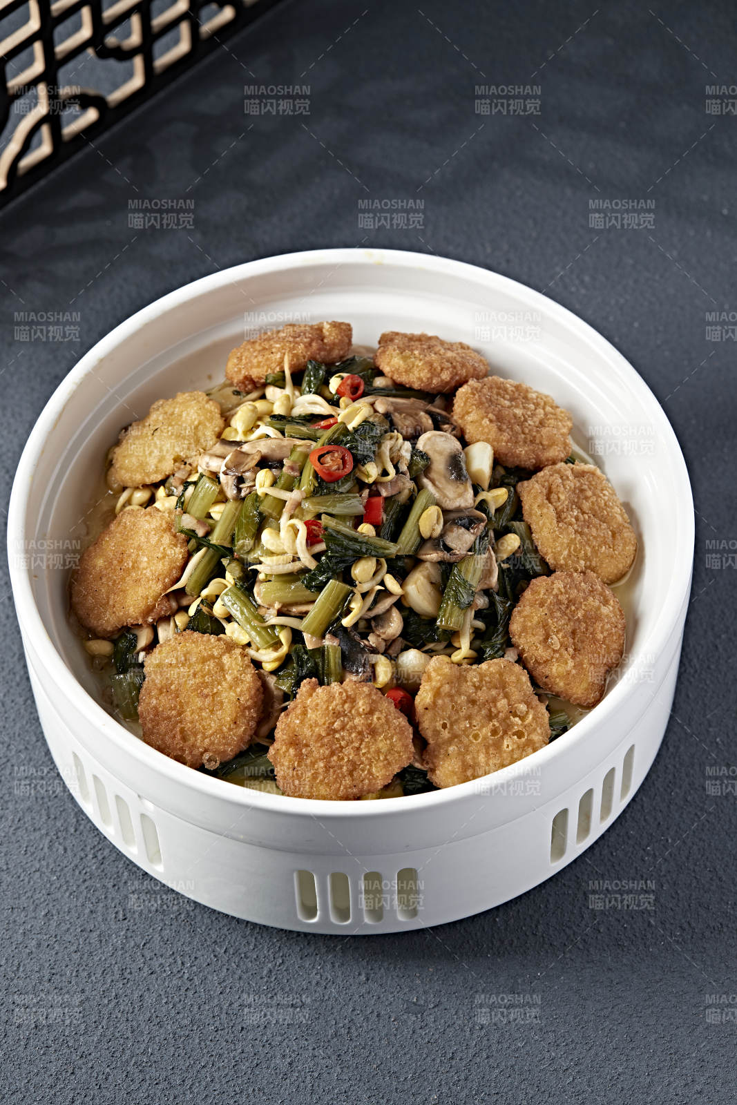 雪里红猪肉口蘑炖黄豆芽配黄面炸糕