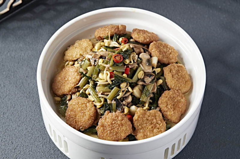 雪里红猪肉口蘑炖黄豆芽配黄面炸糕