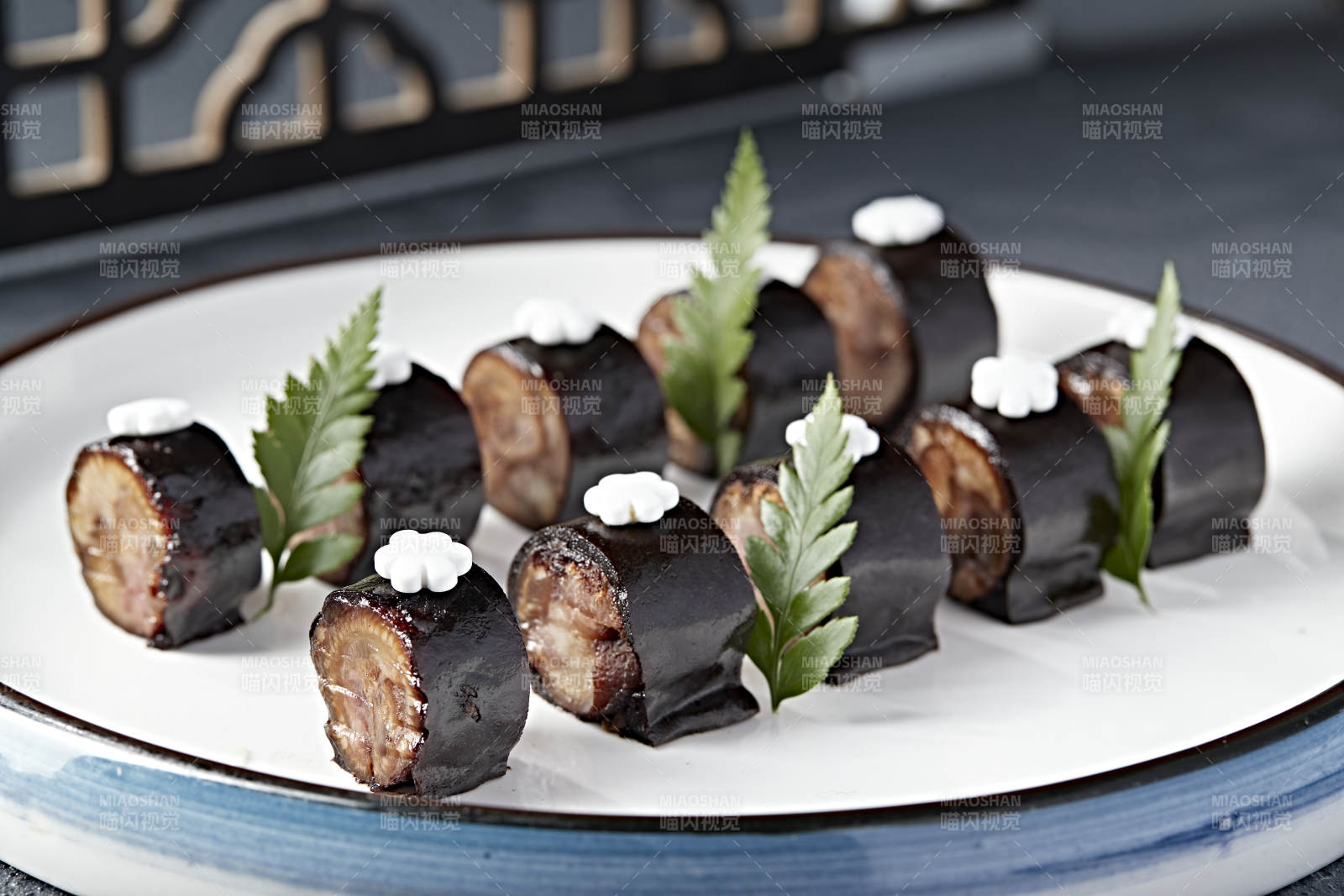 肘花皮冻猪肉卷-摄影图