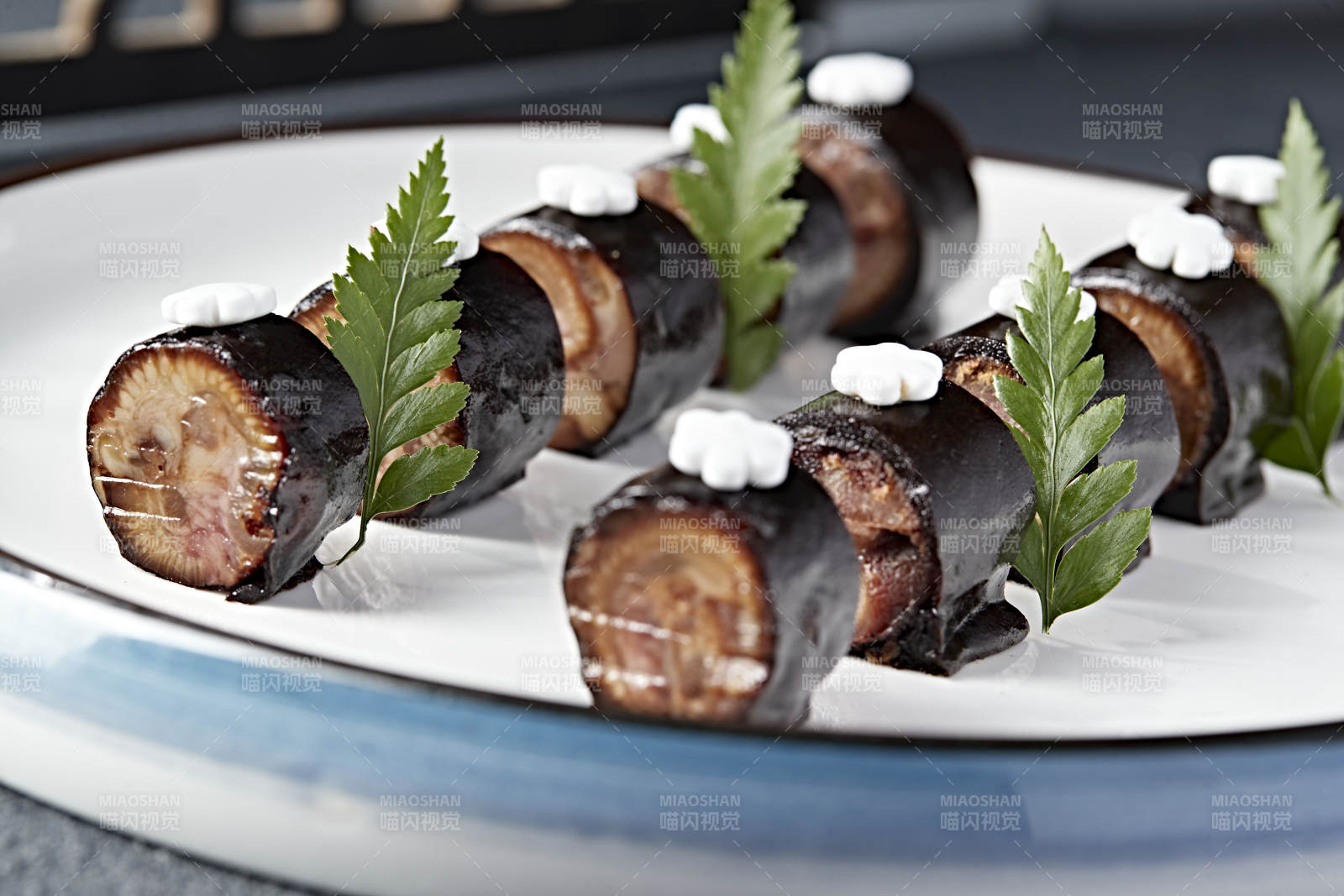 肘花皮冻猪肉卷-摄影图