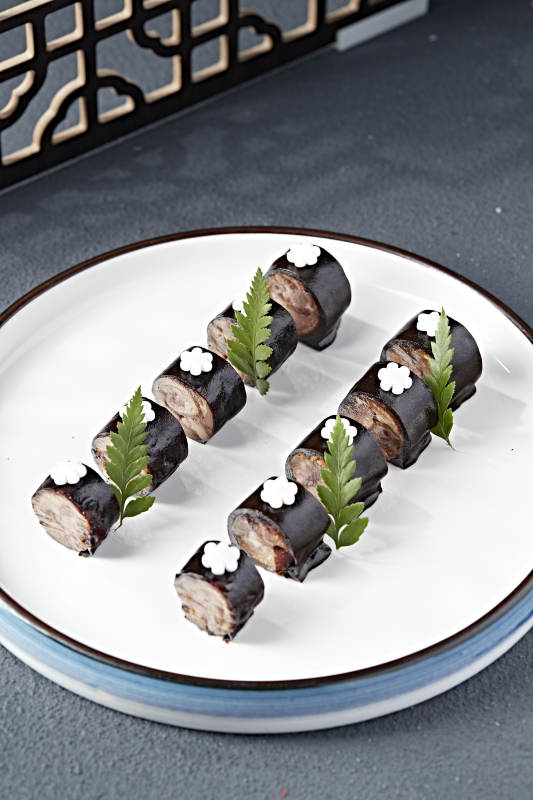 肘花皮冻猪肉卷-摄影图