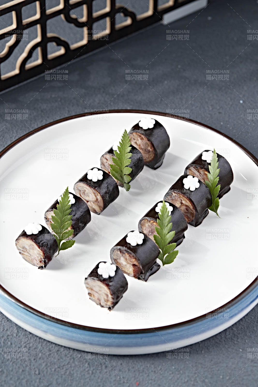 肘花皮冻猪肉卷-摄影图