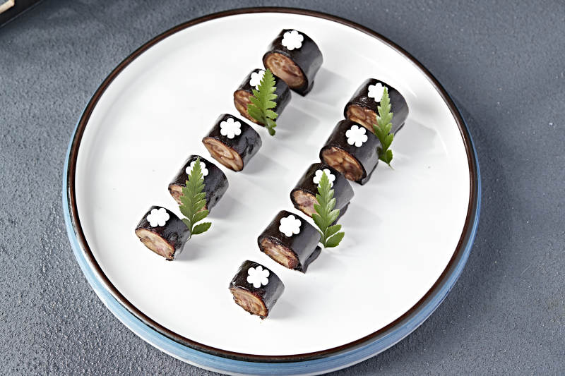 肘花皮冻猪肉卷-摄影图