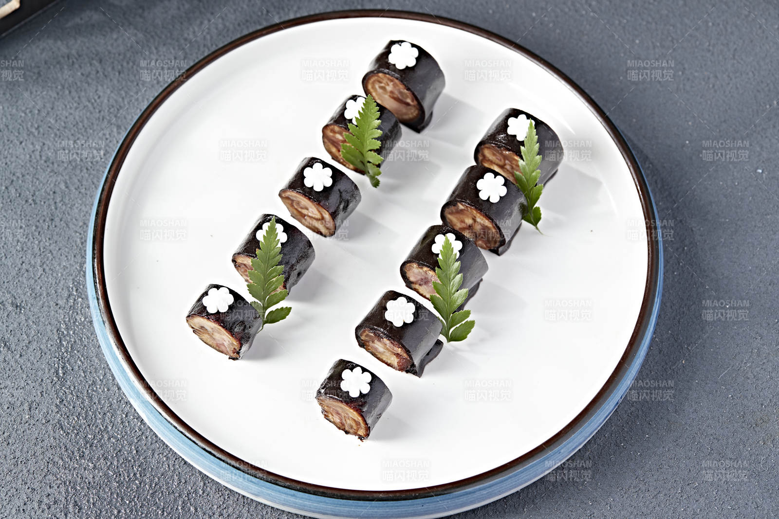 肘花皮冻猪肉卷-摄影图