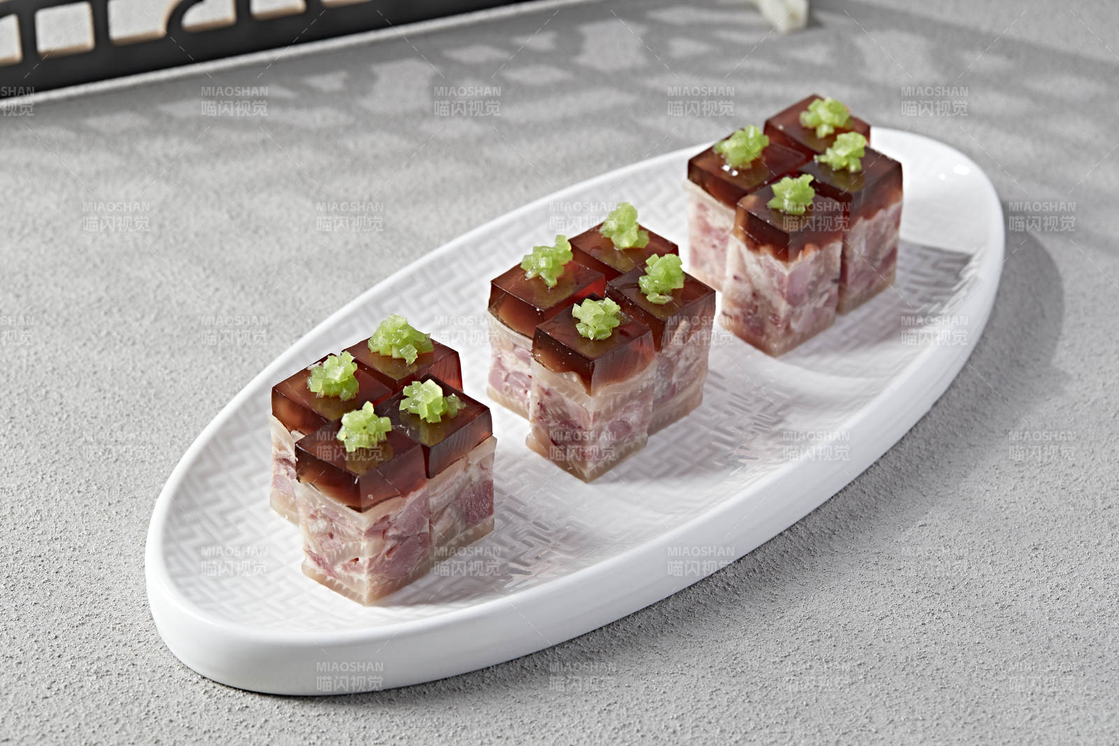 五香压肘花皮冻-摄影图