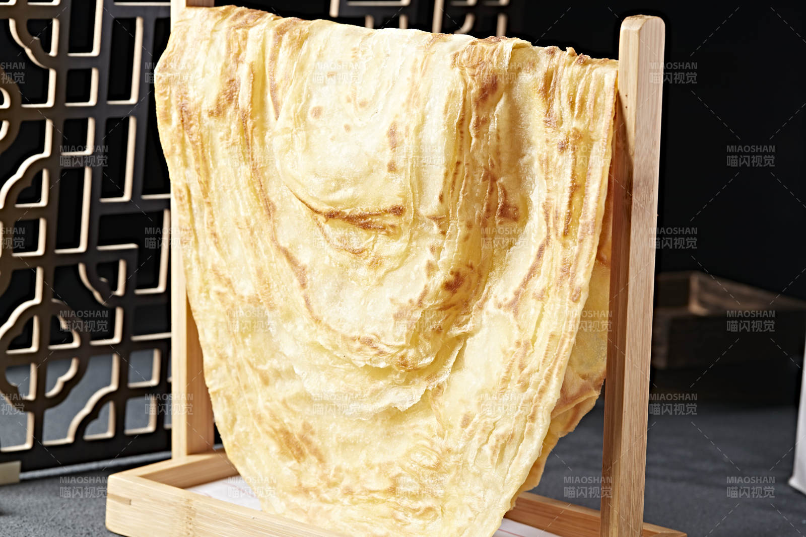 新派面食晾衣大饼-摄影图