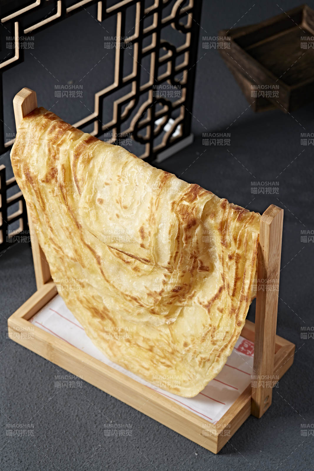 新派面食晾衣大饼-摄影图