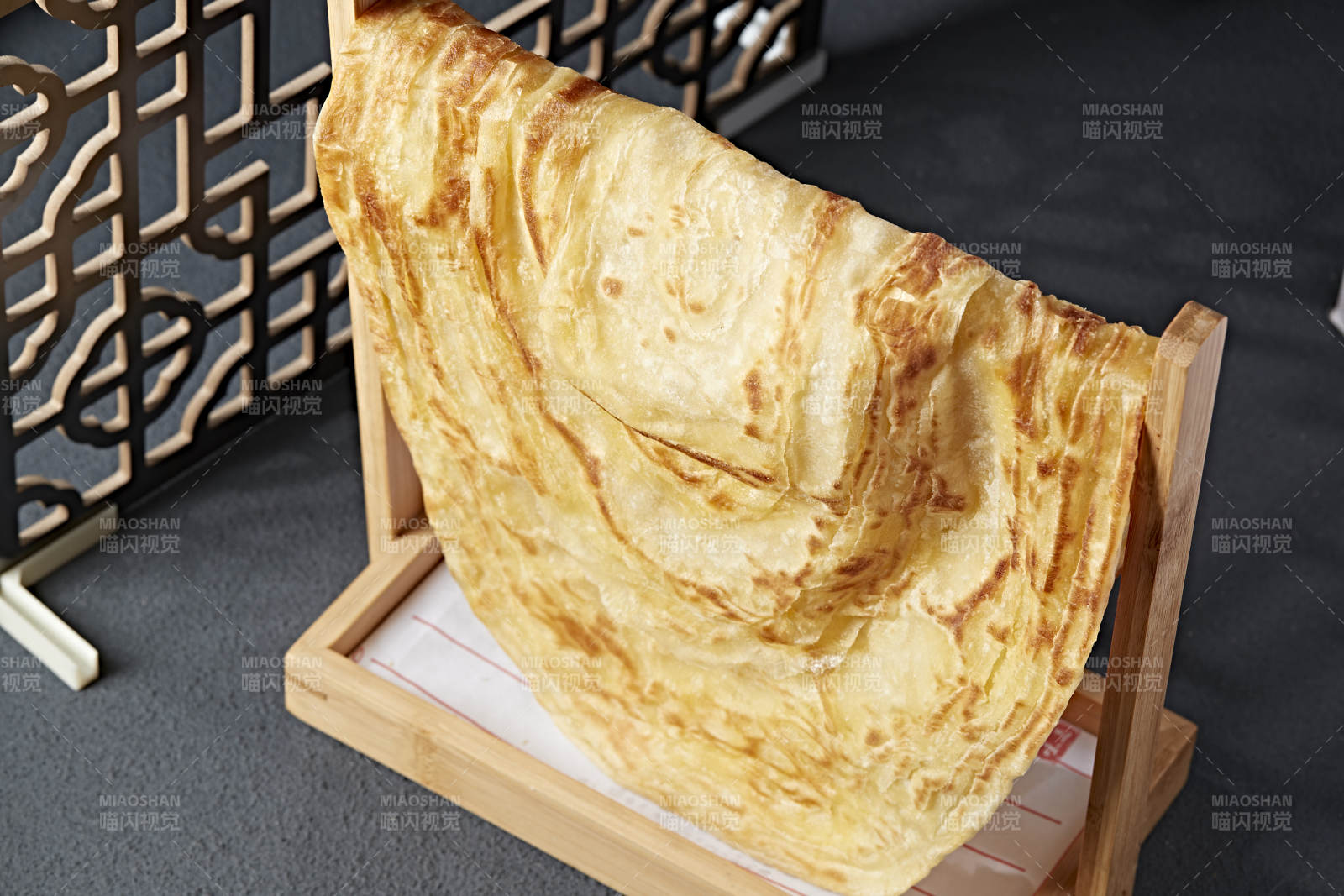 新派面食晾衣大饼-摄影图