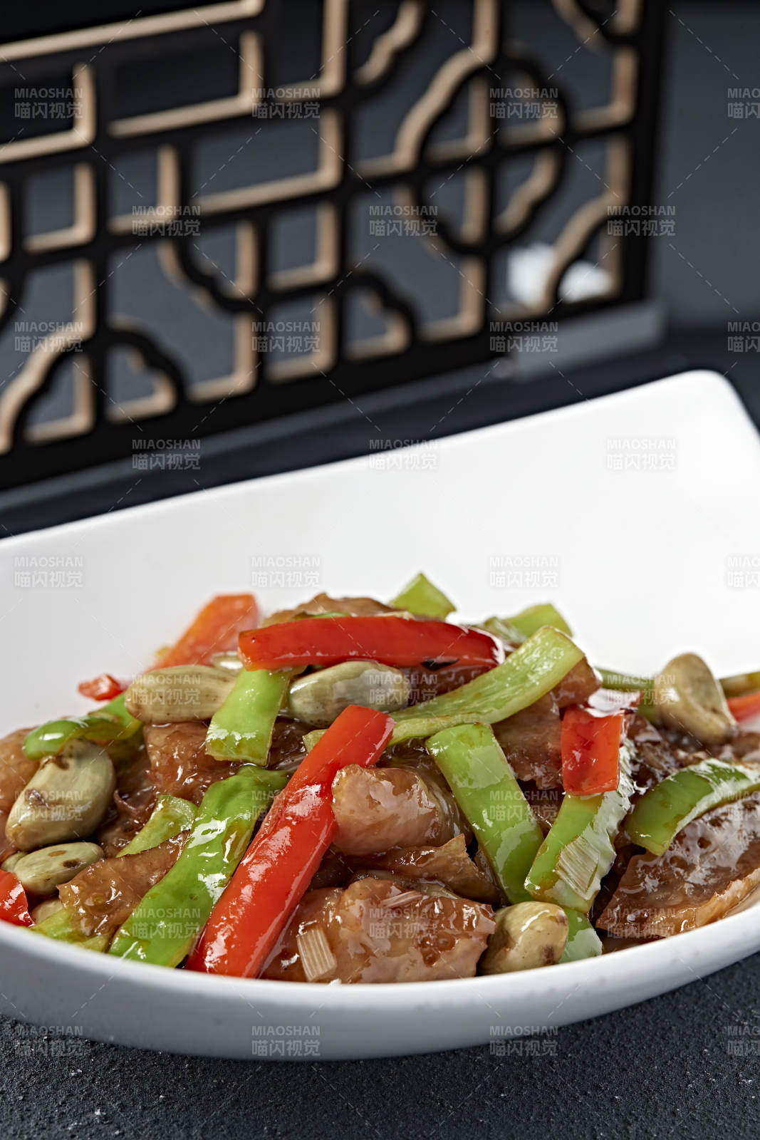 腊八蒜双椒炒猪皮-摄影图