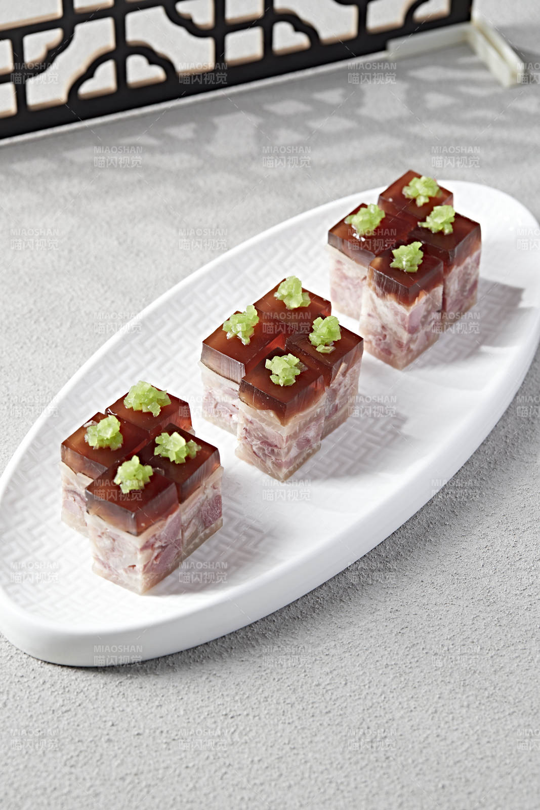 五香压肘花皮冻-摄影图