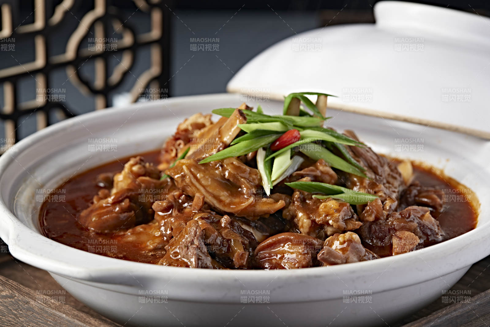 砂锅红焖香辣羊排带皮羊肉