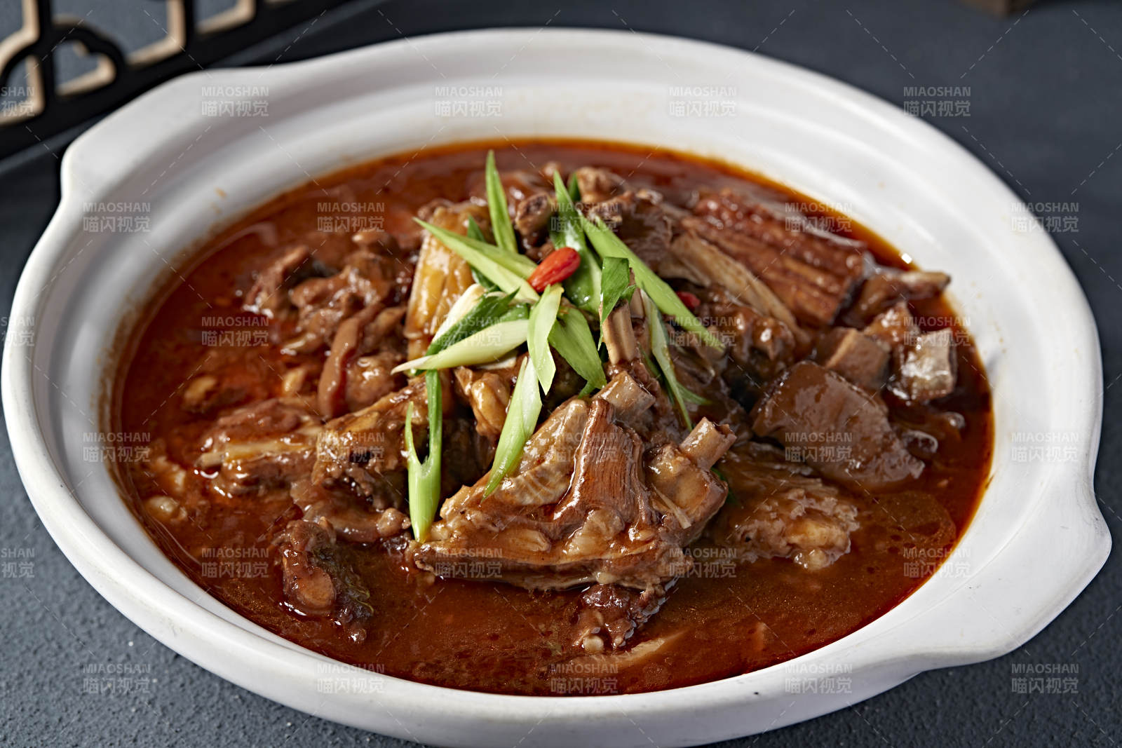 砂锅红焖香辣羊排带皮羊肉