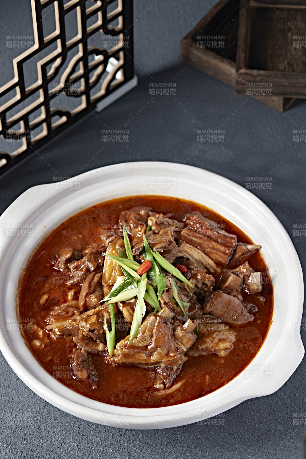 砂锅红焖香辣羊排带皮羊肉