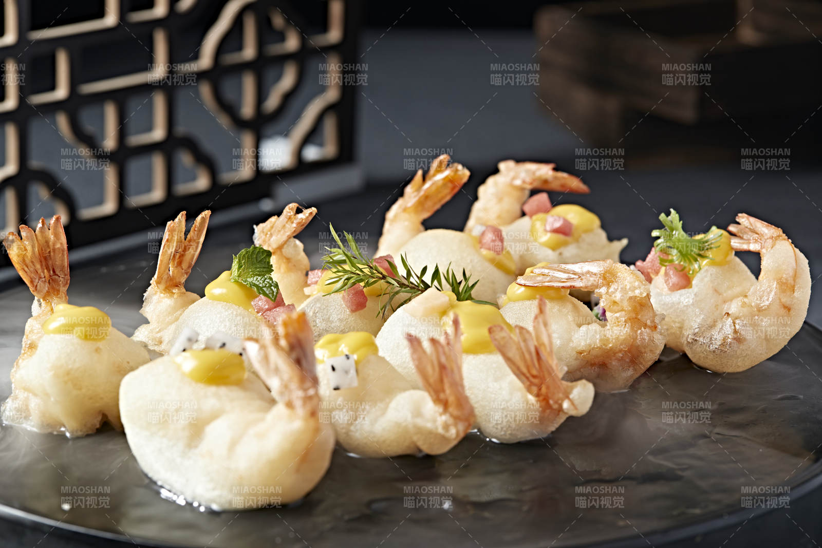 蜂蜜芥末醬果蔬粒配油炸氣泡大蝦仁