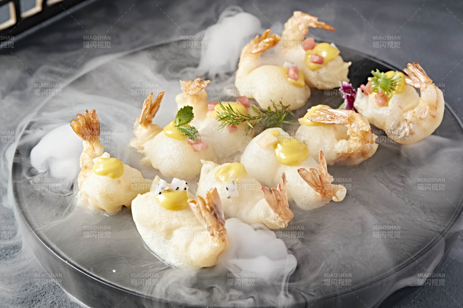 蜂蜜芥末醬果蔬粒配油炸氣泡大蝦仁