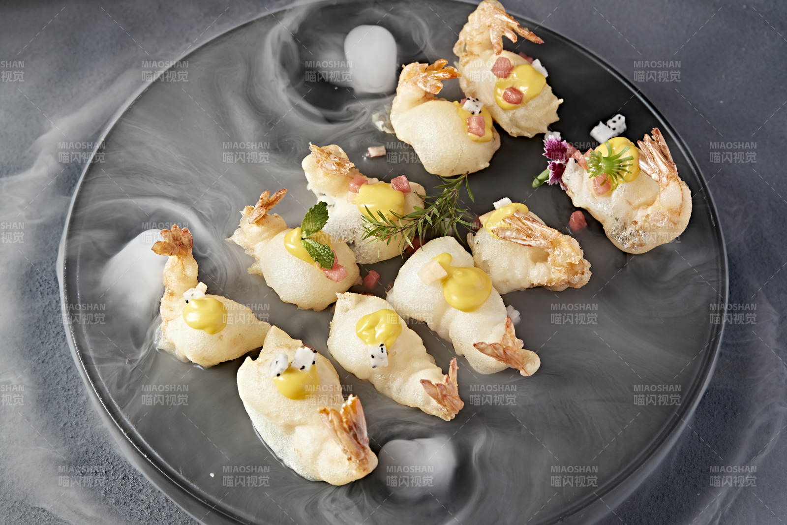 蜂蜜芥末醬果蔬粒配油炸氣泡大蝦仁