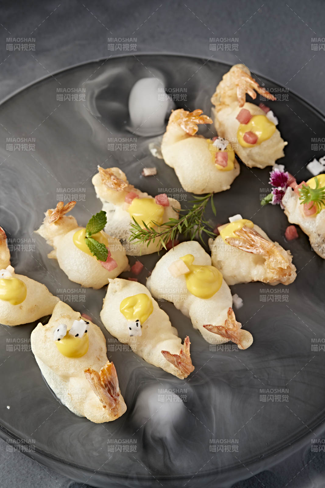 蜂蜜芥末醬果蔬粒配油炸氣泡大蝦仁