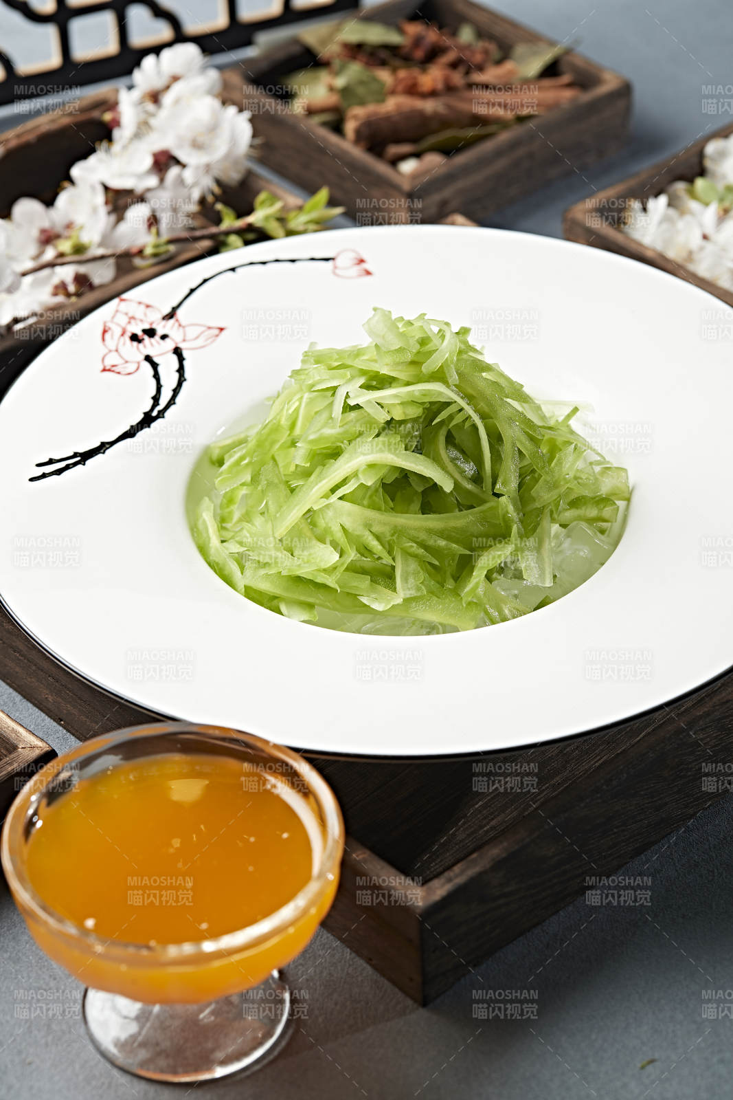 涼拌苦瓜絲配蘸料雞汁