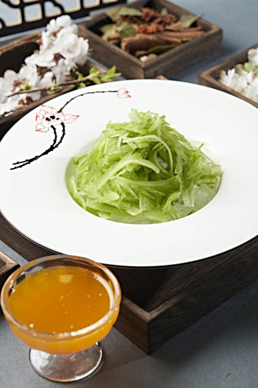 涼拌苦瓜絲配蘸料雞汁