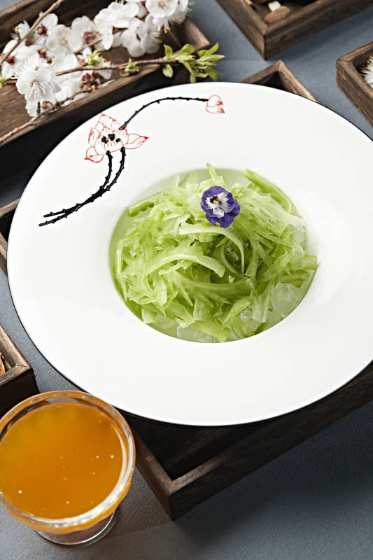 涼拌苦瓜絲配蘸料雞汁