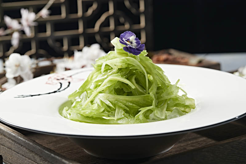 涼拌苦瓜絲配蘸料雞汁