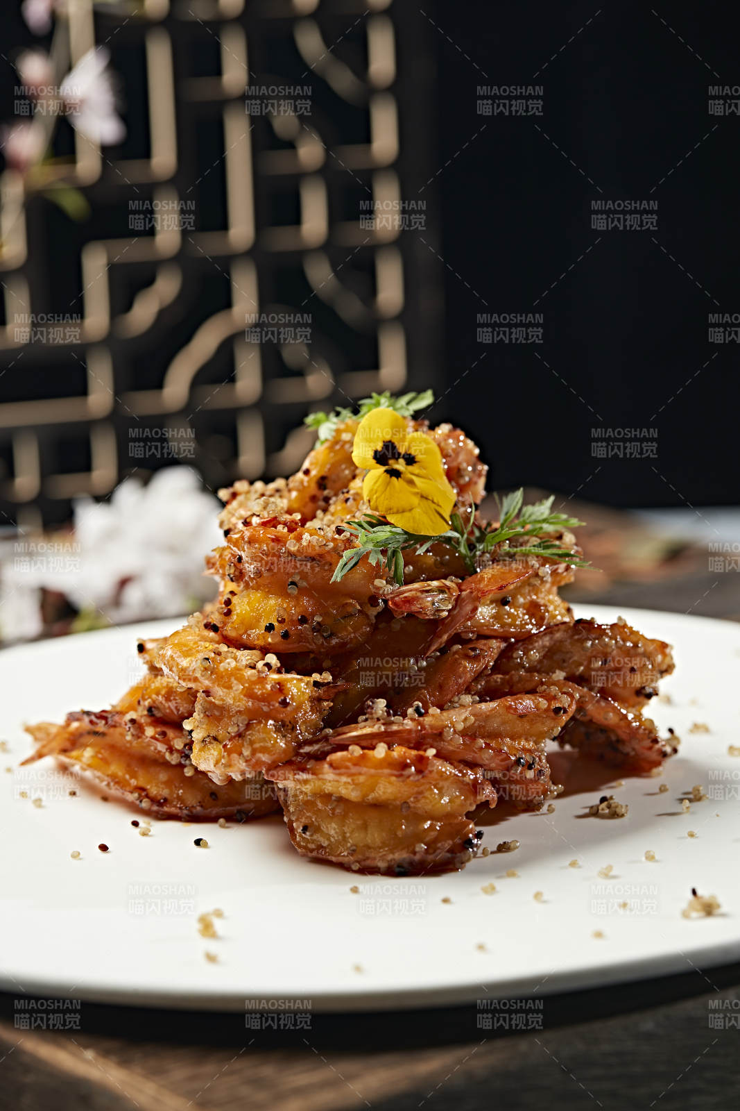 藜麦炒焦糖蒜香开背虾