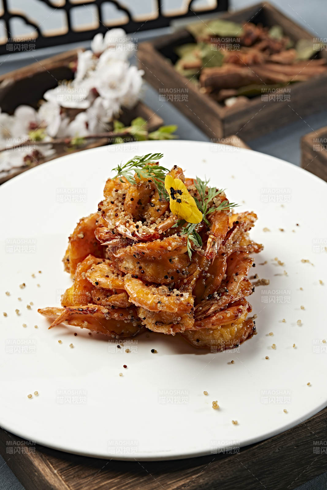 藜麦炒焦糖蒜香开背虾