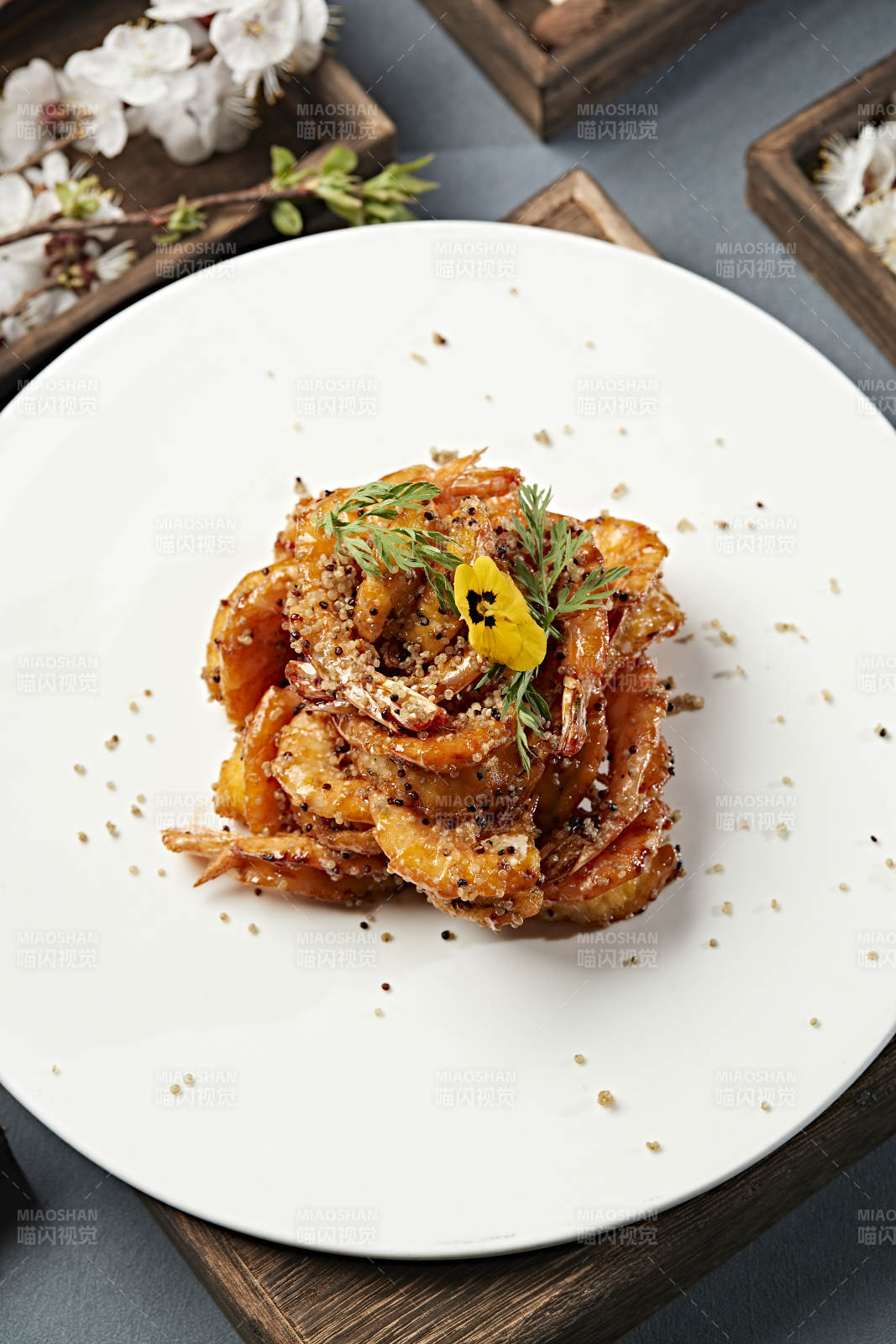 藜麦炒焦糖蒜香开背虾