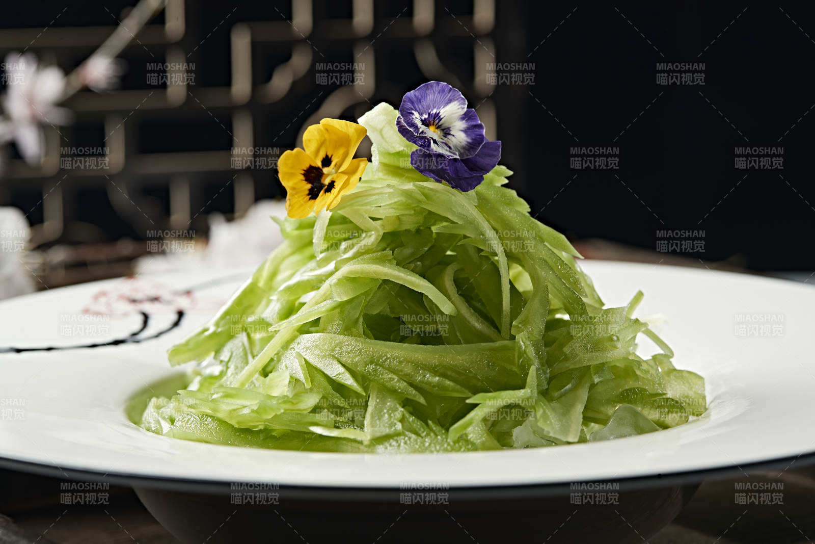 凉拌苦瓜丝配蘸料鸡汁