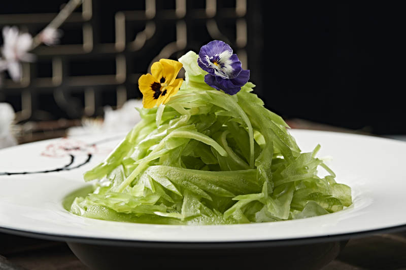 涼拌苦瓜絲配蘸料雞汁