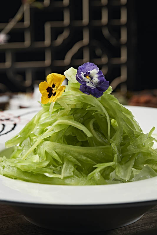 涼拌苦瓜絲配蘸料雞汁