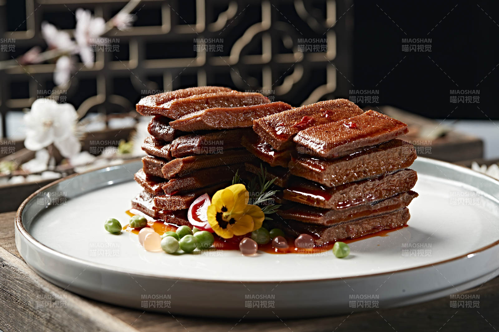 麻辣鲜甜的卤味豆腐干-摄影图