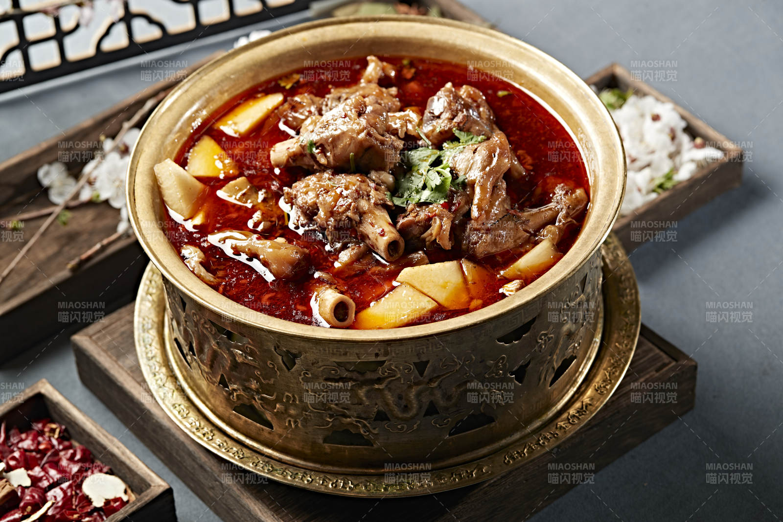 銅鍋燉煮的紅油香辣羊棒骨羊膝骨