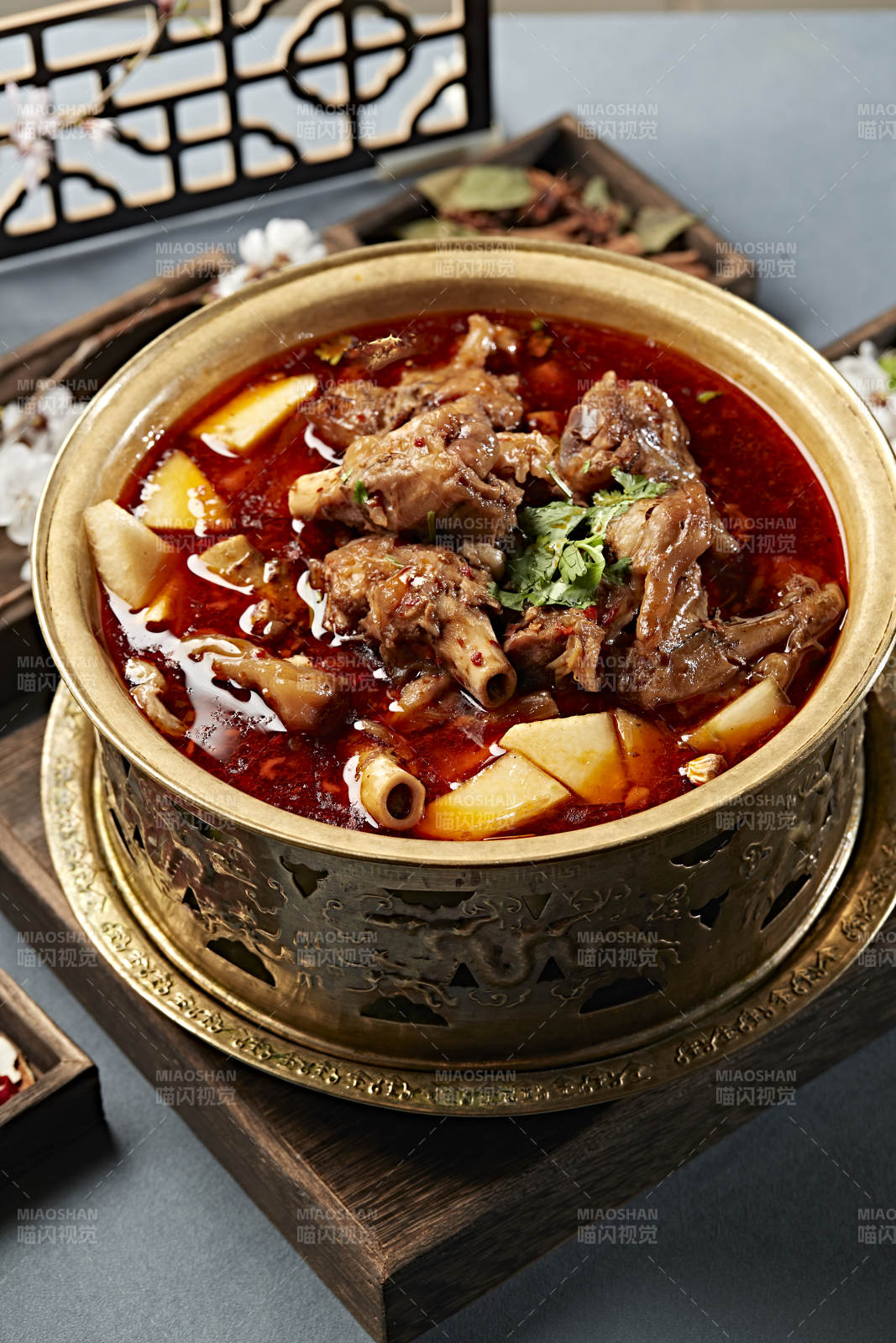 銅鍋燉煮的紅油香辣羊棒骨羊膝骨