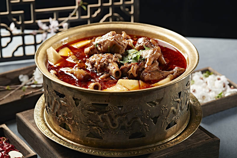 铜锅炖煮的红油香辣羊棒骨羊膝骨