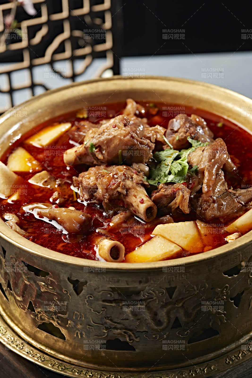 銅鍋燉煮的紅油香辣羊棒骨羊膝骨