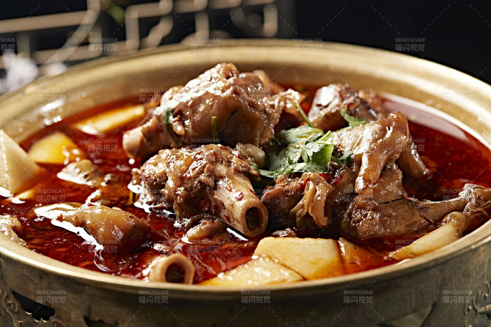 銅鍋燉煮的紅油香辣羊棒骨羊膝骨