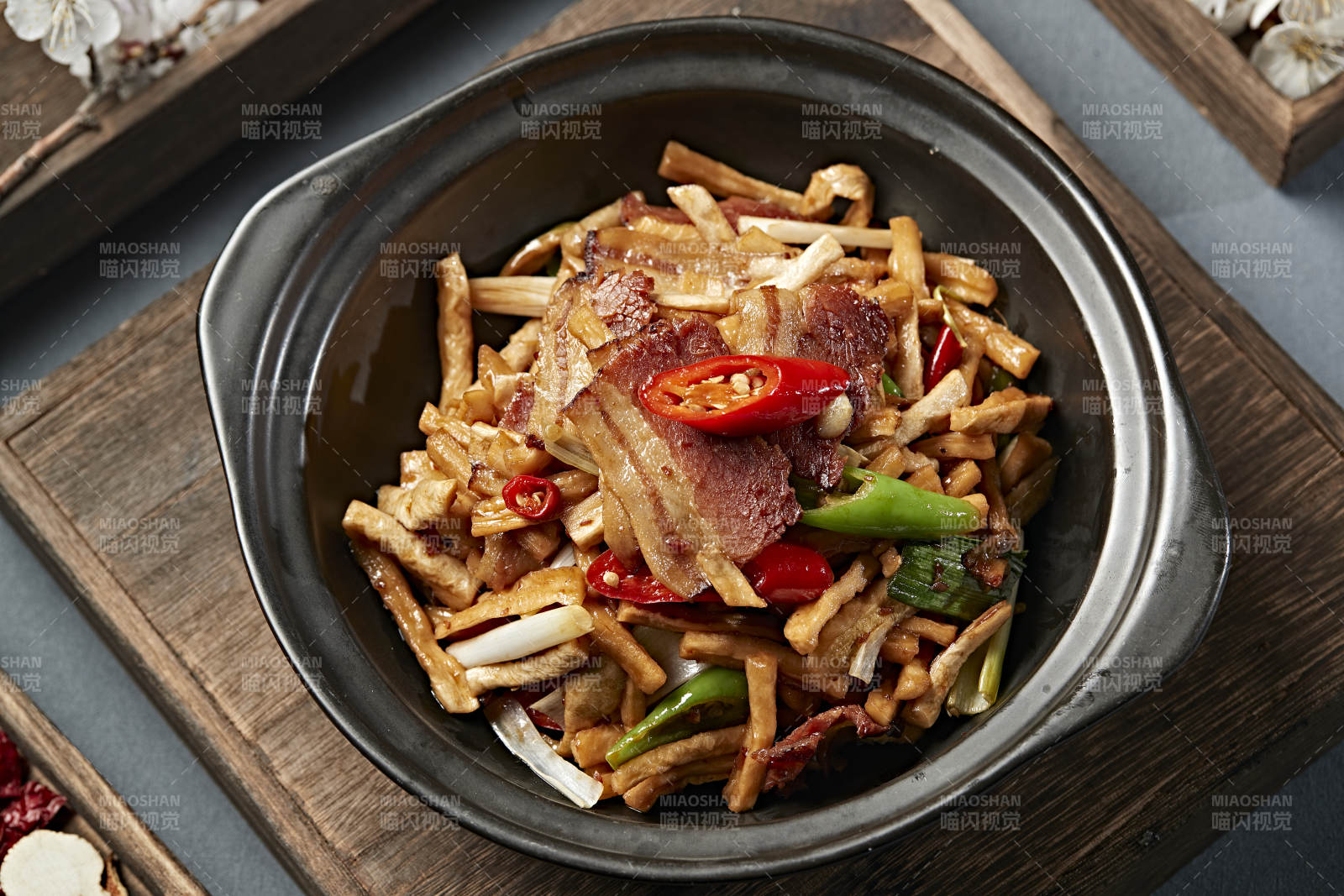 砂锅米椒腊肉萝卜条