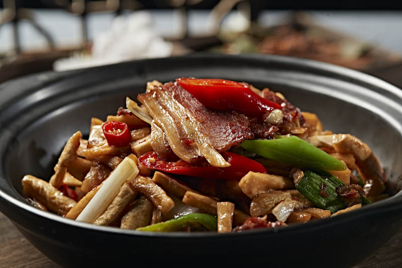 砂锅米椒腊肉萝卜条