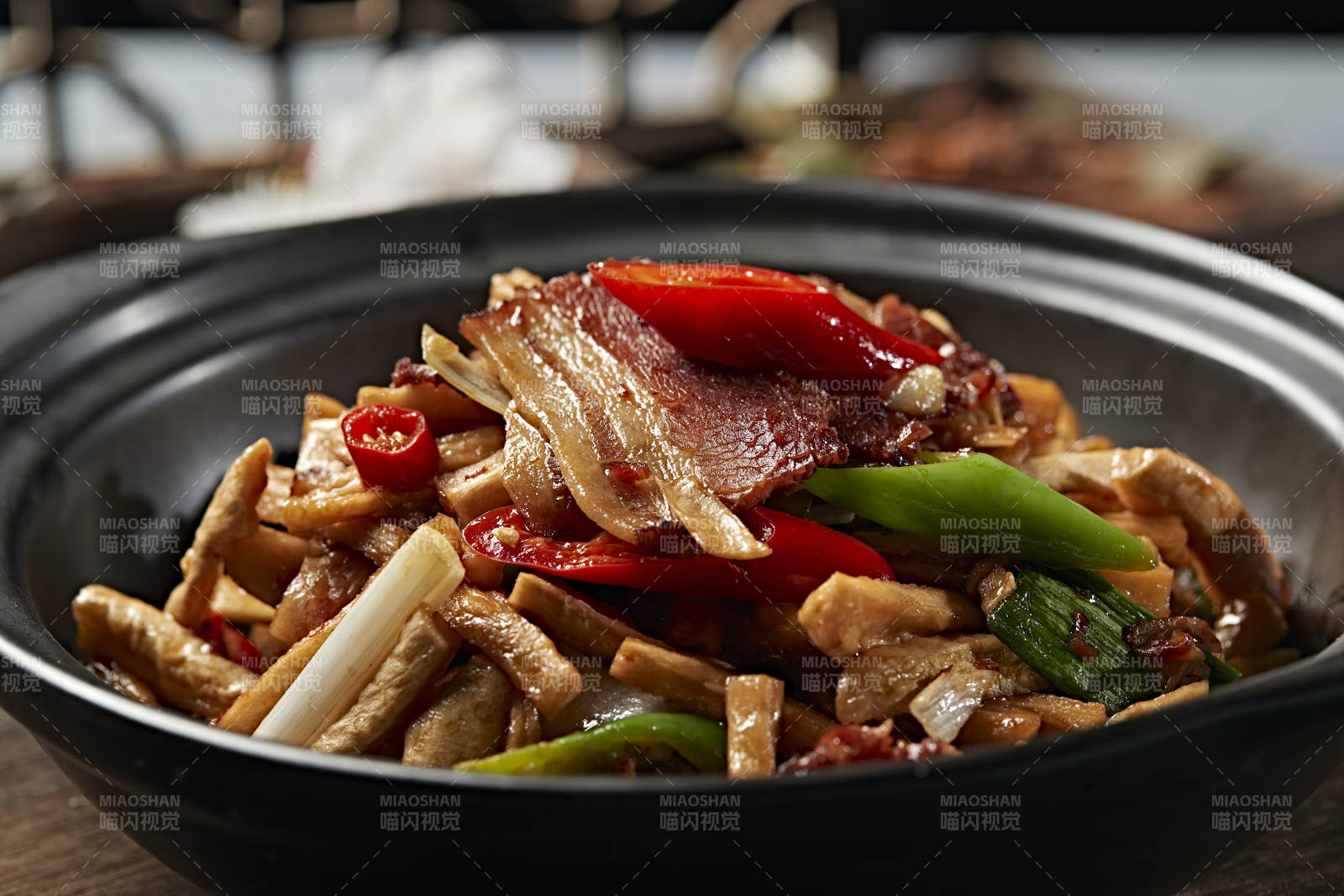 砂锅米椒腊肉萝卜条