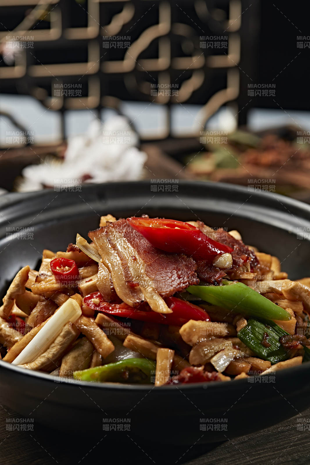 砂锅米椒腊肉萝卜条