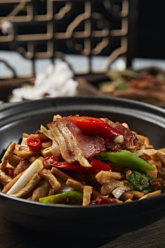 砂锅米椒腊肉萝卜条